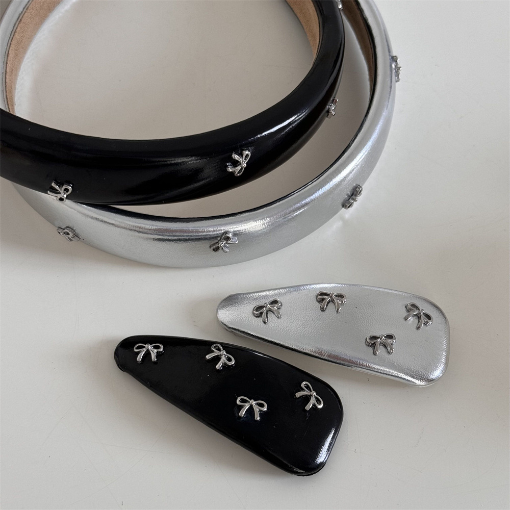 กิ๊บติดผมหนังรูปโบว์เล็กสีเงิน - Tie Clip Silver บทวิจารณ์และราคา